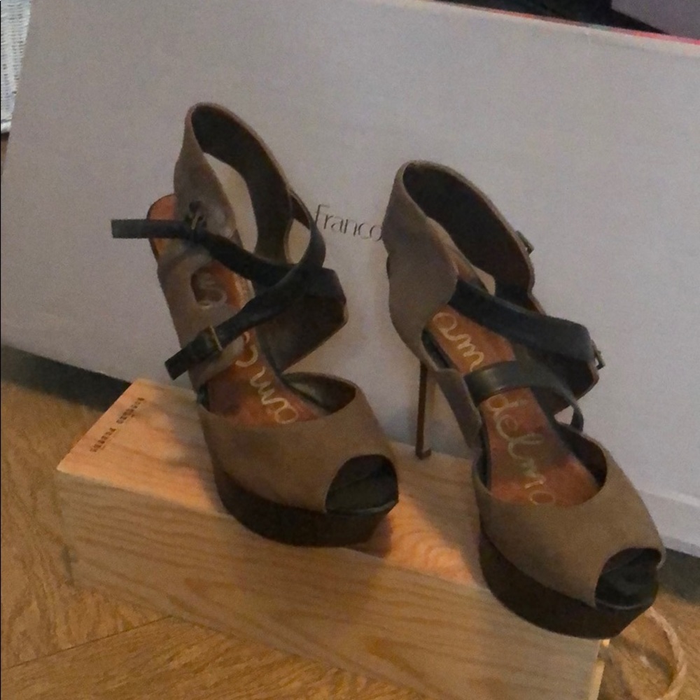 Pumps - Picture 2 of 2